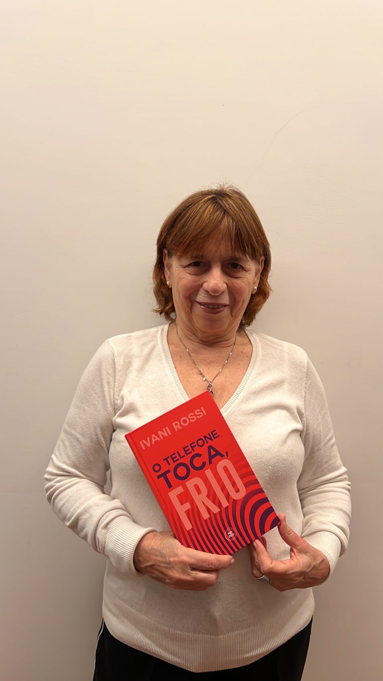 Ivani Rossi com o livro