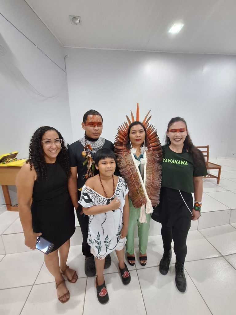 equipe técnica do evento com destaque para Nedina Yawanawa (com cocar)